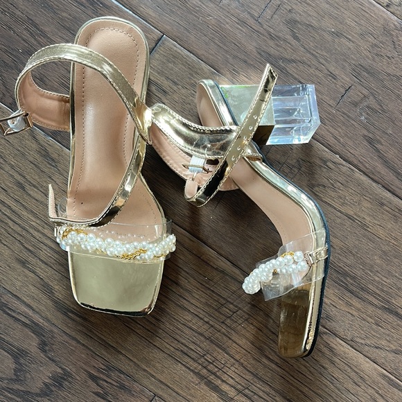 ‼️ SALE ‼️ Pearly gold stylish dress sandals - Picture 3 of 4